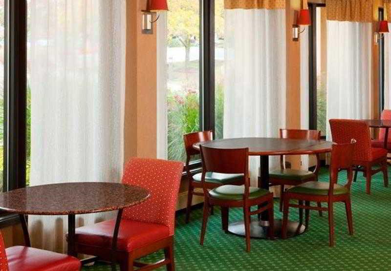 Courtyard Dayton South Mall Hotel 3*